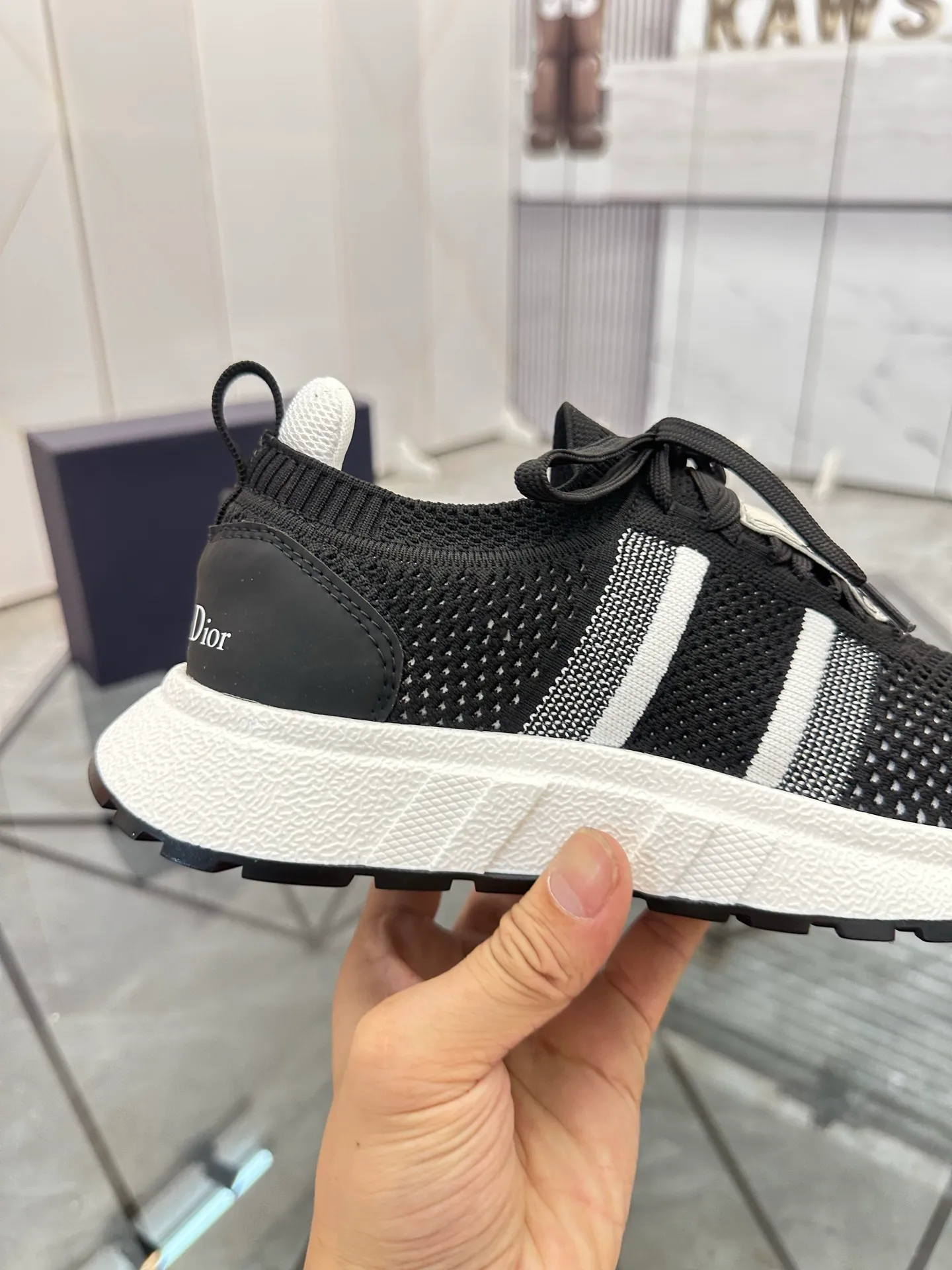 Selling men's shoes 💰: 💰P400¥ Product trademark: Dior* "Dior*" low-top casual shoes Regular size: 38-44 (can be customized to 45) Product materials: Imported breathable fly knit upper, breathable lining, original outsole. Number: 558